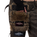 ヒョウ柄のあて布入りジーンズ